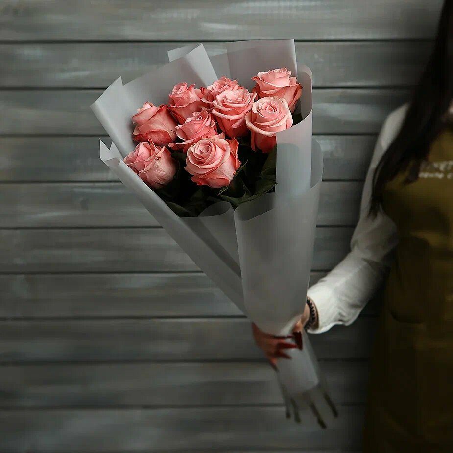 9 розовых роз Эквадор 50 см в упаковке