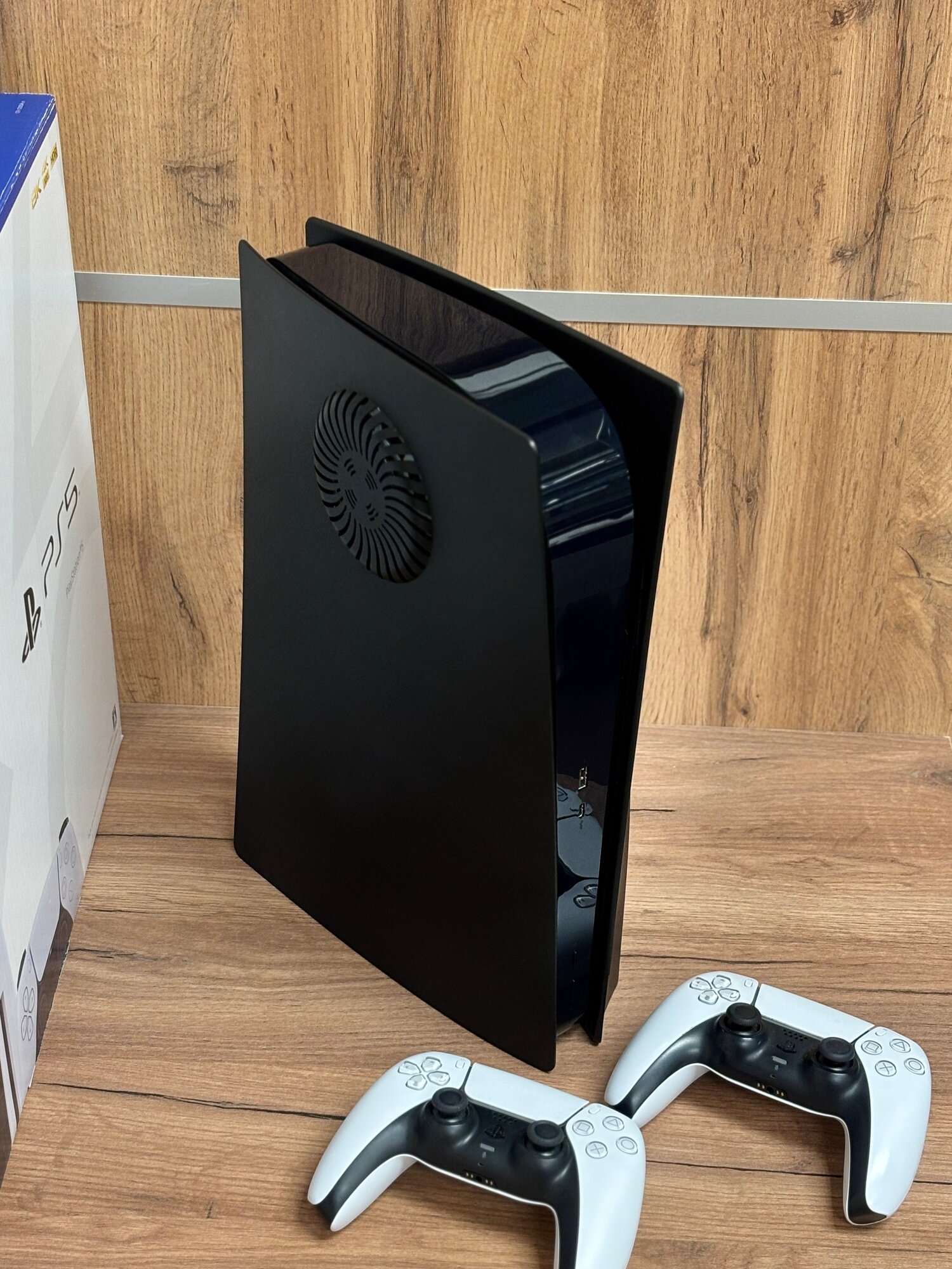 Sony PlayStation 5, с дисководом, 825 ГБ SSD, Черная + 2 белых геймпада