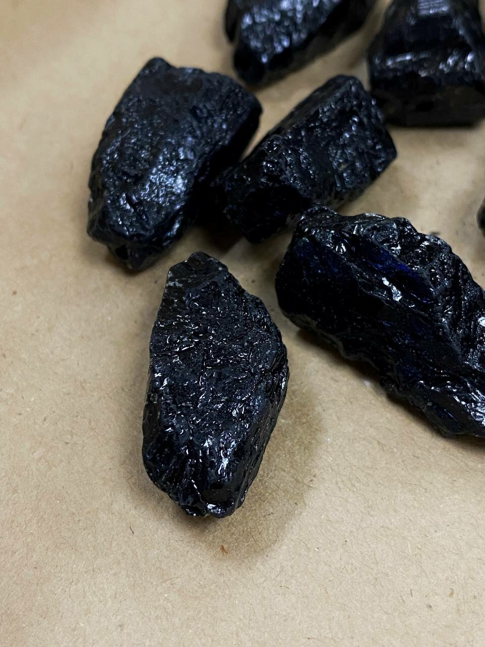 Камень-бусина "Чёрный Турмалин"( шерл), 3x1 см, для защиты дома, от сглаза и исполнения желаний