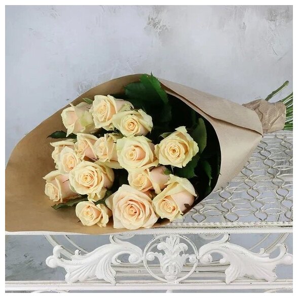 Букет живых цветов из 15 кремовых роз 60см. пм