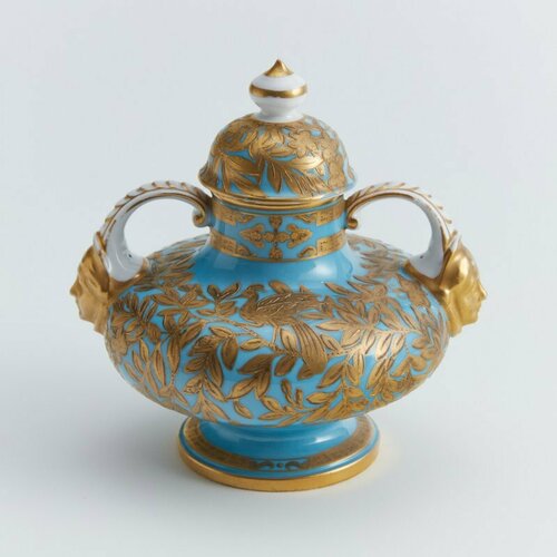 Антикварная ваза с крышкой. Бирюзовое крытье, роспись золотом. No.5436 Royal Crown Derby
