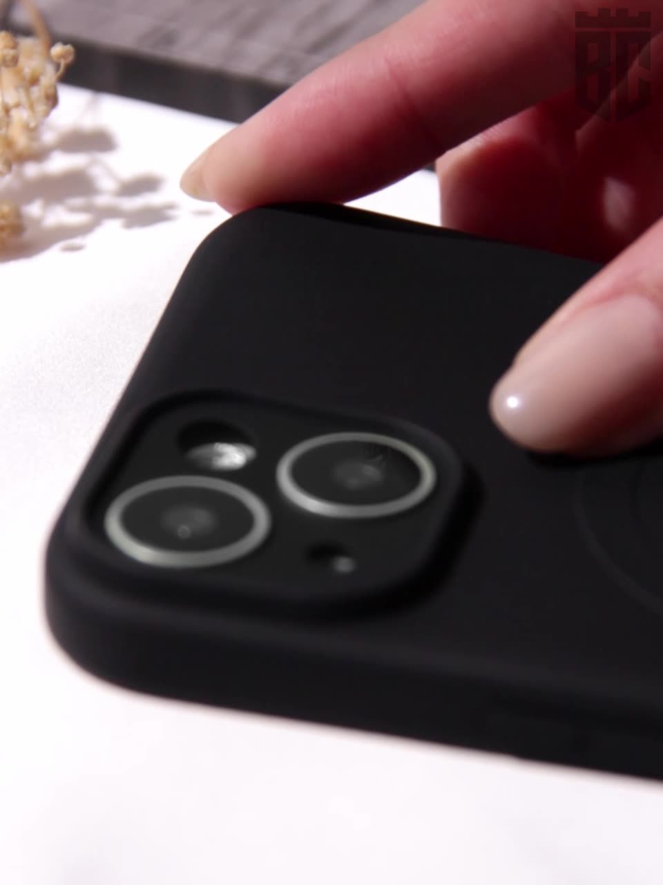 Матовый силиконовый чехол Broscorp на Apple iPhone 15 (Айфон 15), тонкий, с MagSafe, soft-touch, черный — фото 1