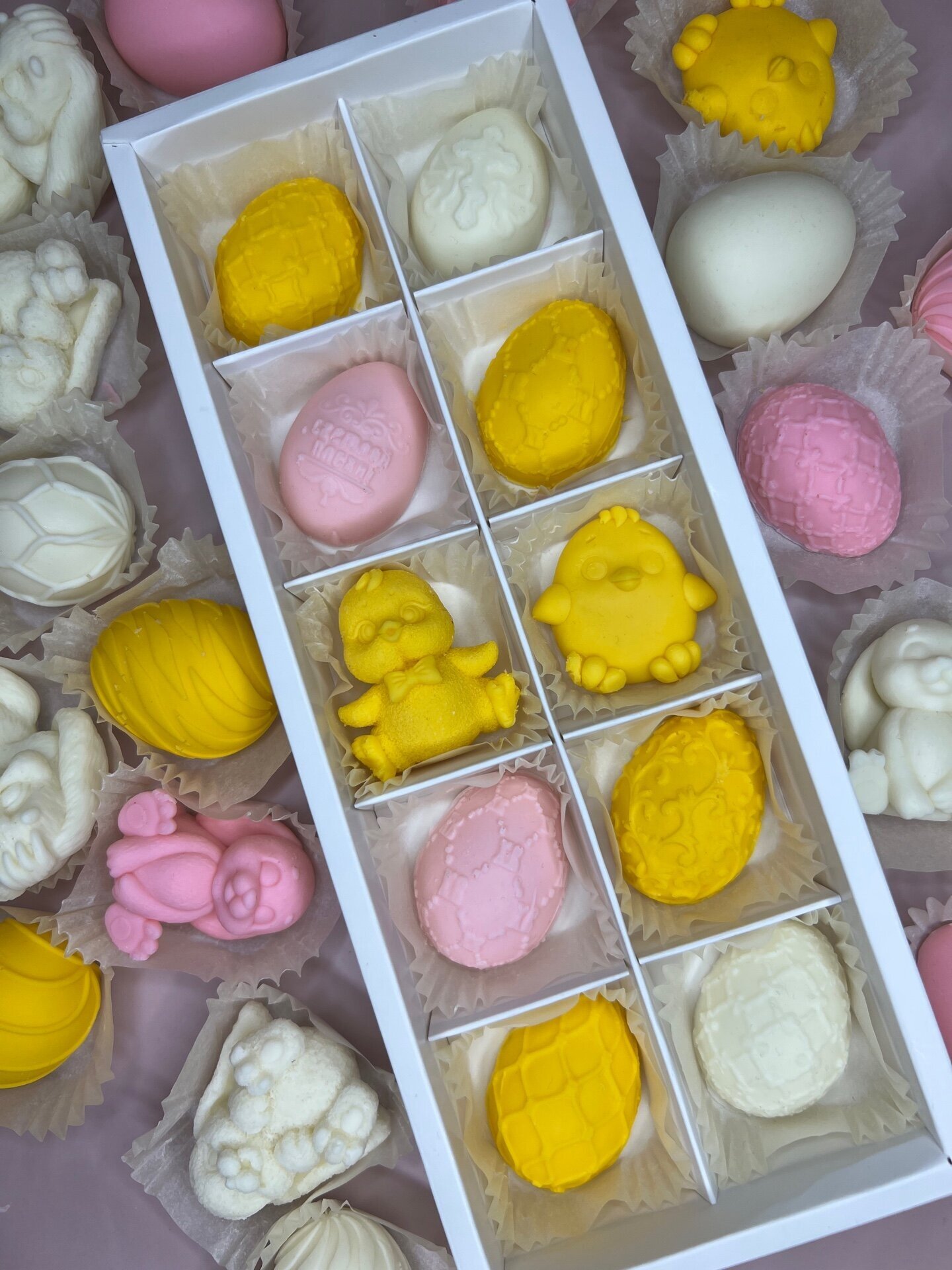 фото Шоколадные яйца "Набор №24 - 8 яйц с цыпленком и цыпой из белого шоколада"