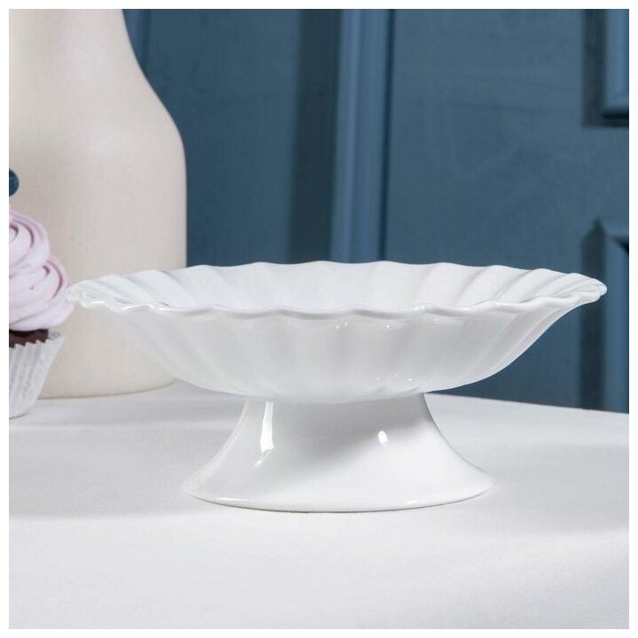 фото Блюдо для сервировки и подачи из фарфора Magistro "Цветок", подставка для фруктов и пирожных, цвет белый, диаметр 15 см