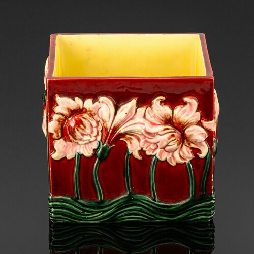 Квадратное кашпо для цветов украшенное рельефным цветочным декором фаянс 19558₽