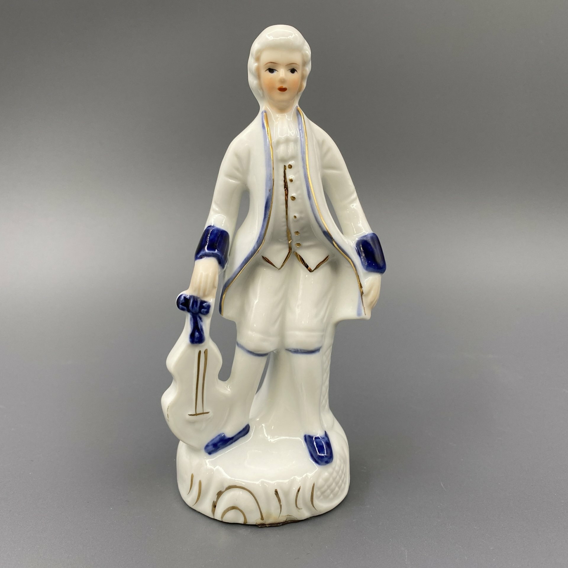фото Статуэтка "Музыкант со скрипкой", фарфор, роспись кобальтом, золочение, Европа