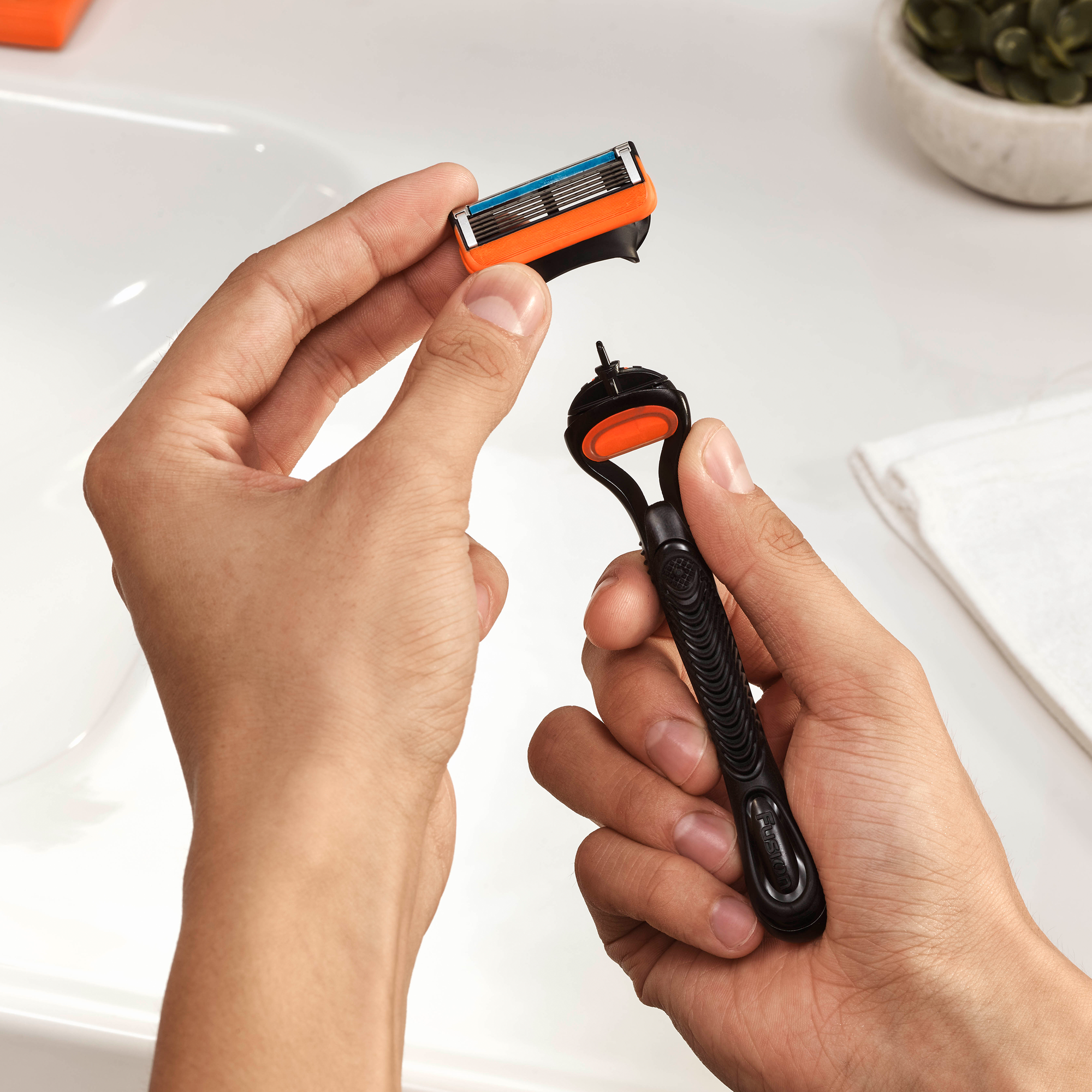 Gillette Fusion5 Мужская Бритва , 2 кассеты, с 5 лезвиями, с уменьшающими трение лезвиями, с точным триммером — фото 1