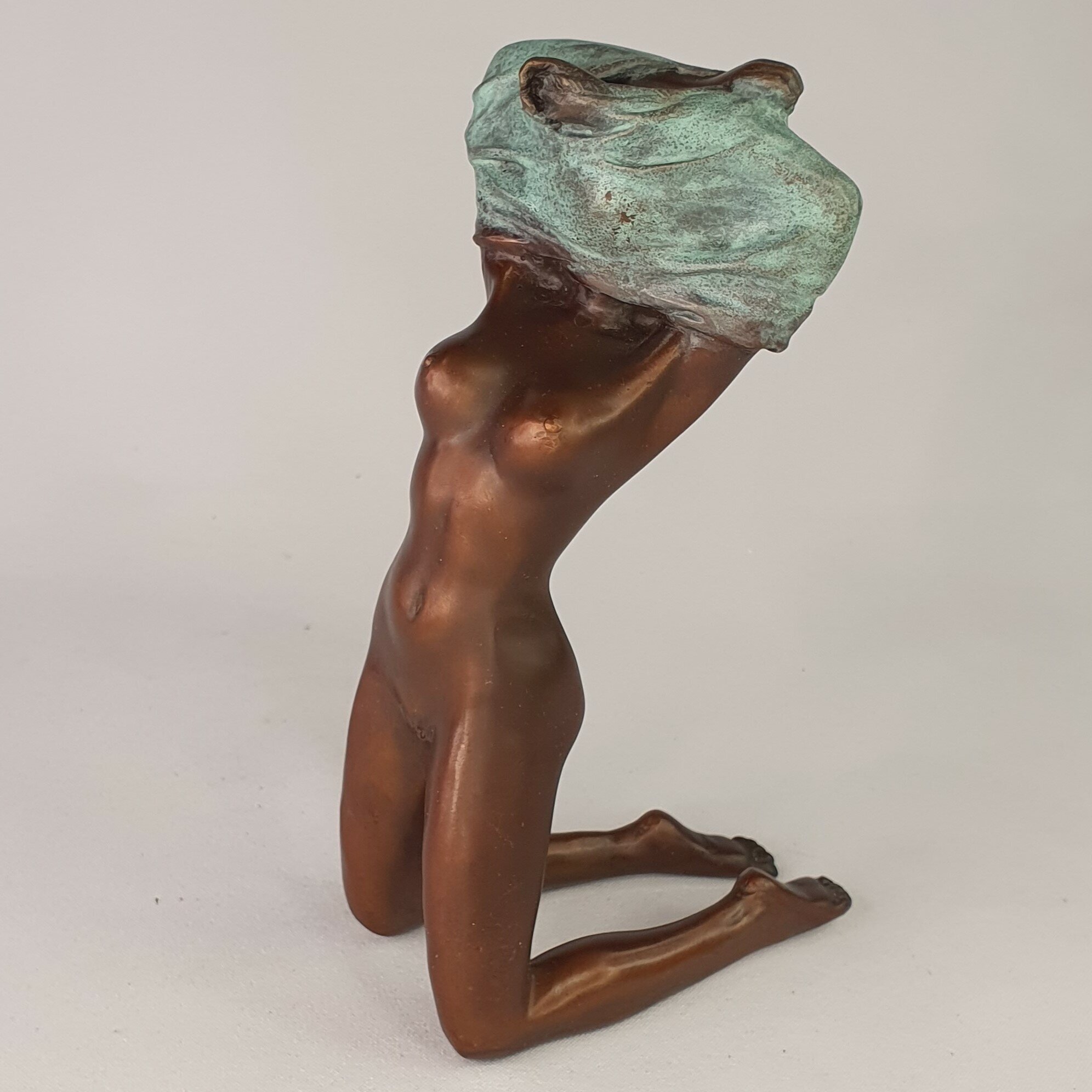 Статуэтка фигурка скульптура бронза Девушка на коленях
