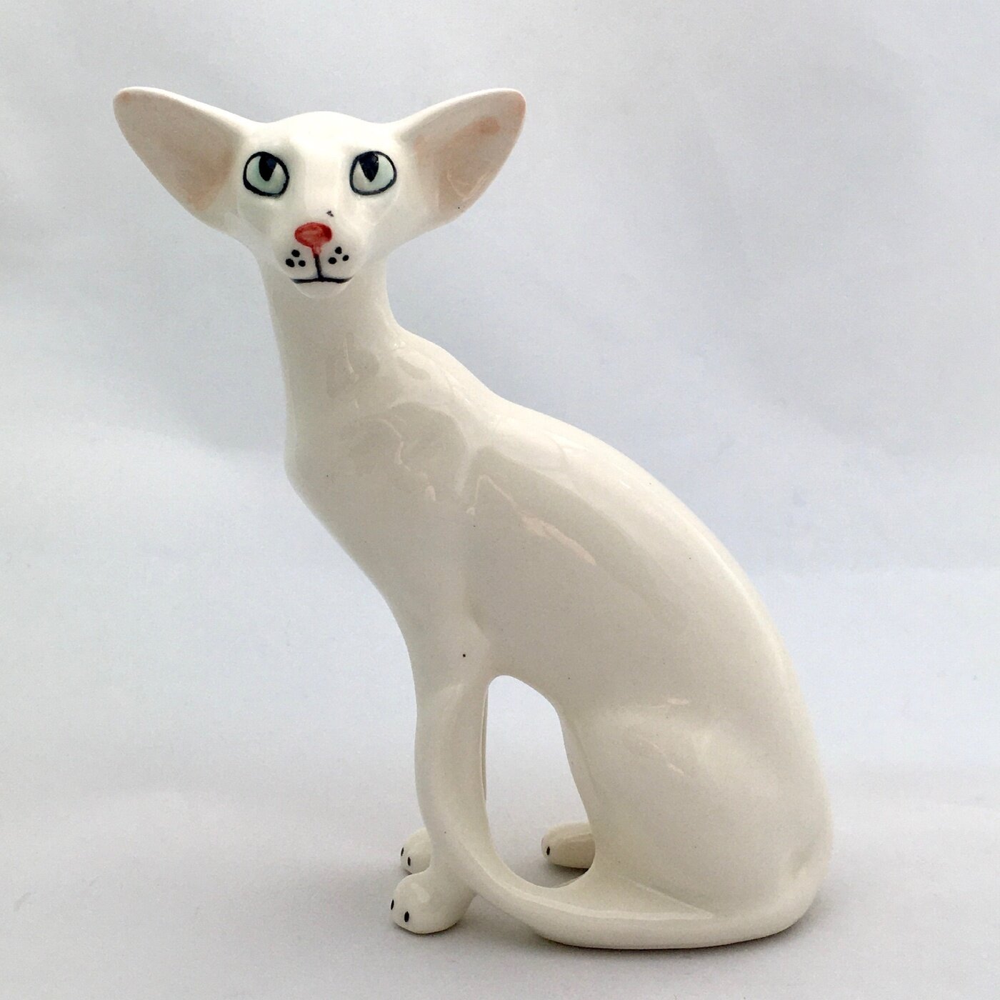 Статуэтка белой ориентальной кошки