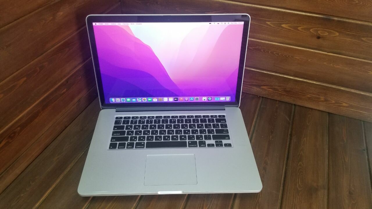 15.4" Ноутбук Apple MacBook Pro 15 Mid 2015 2880x1800, i7 2.2 ГГц, RAM 16 ГБ, SSD 256 ГБ, Intel Iris Pro, серебристый, русская раскладка Б\У