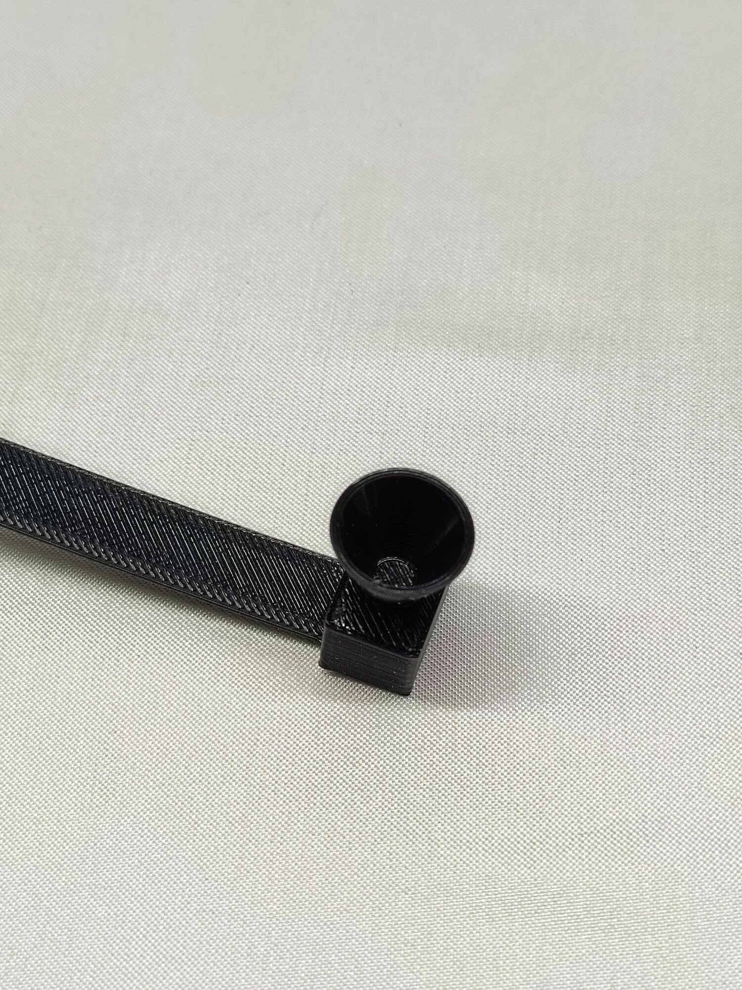 Держатель пробки бензобака Honda Accord, для удобного и безопасного хранения крышки бензобака — фото 1