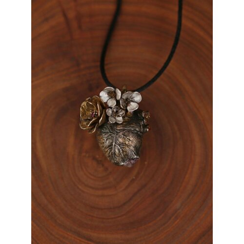 Подвеска Братья Глазуновы Любовь Антона Курочкина, желтое серебро, золото, 925 проба, гранат, рубин, размер 4.5 см., серый, горчичный