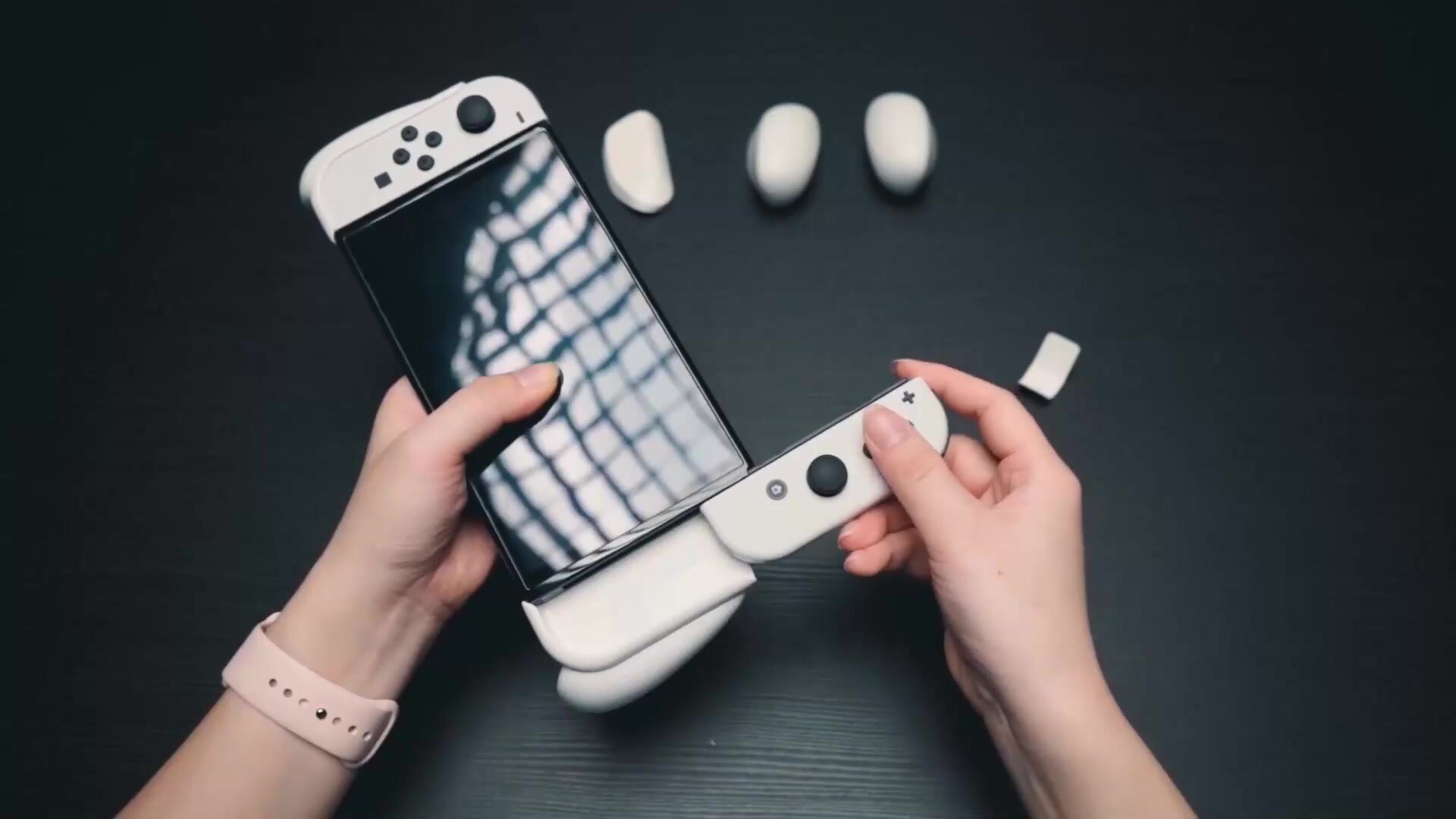 Защитный чехол Skull & Co. NeoGrip для Nintendo Switch/Switch OLED c 3 сменными ручками, красно-синий — фото 1