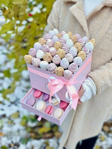 Изображение товара Шкатулка с клубникой в белом и розовом шоколаде, орех, кокос, 16 макаронс, Ecru 5, L размер