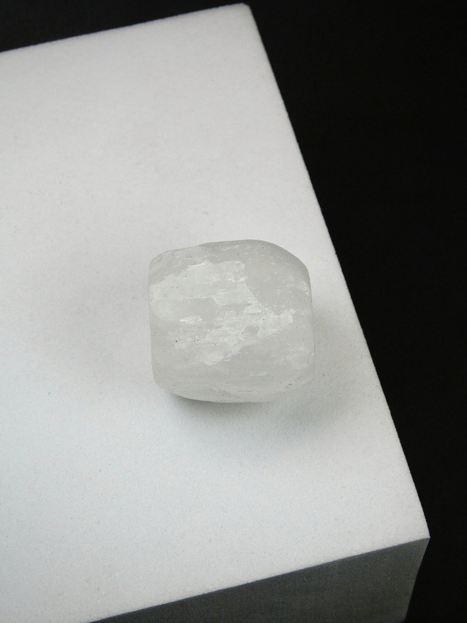 Оберег, амулет Селенит - 2.5 см, натуральный камень, самоцвет, галтовка, 1 шт - принесет удачу во всех сферах