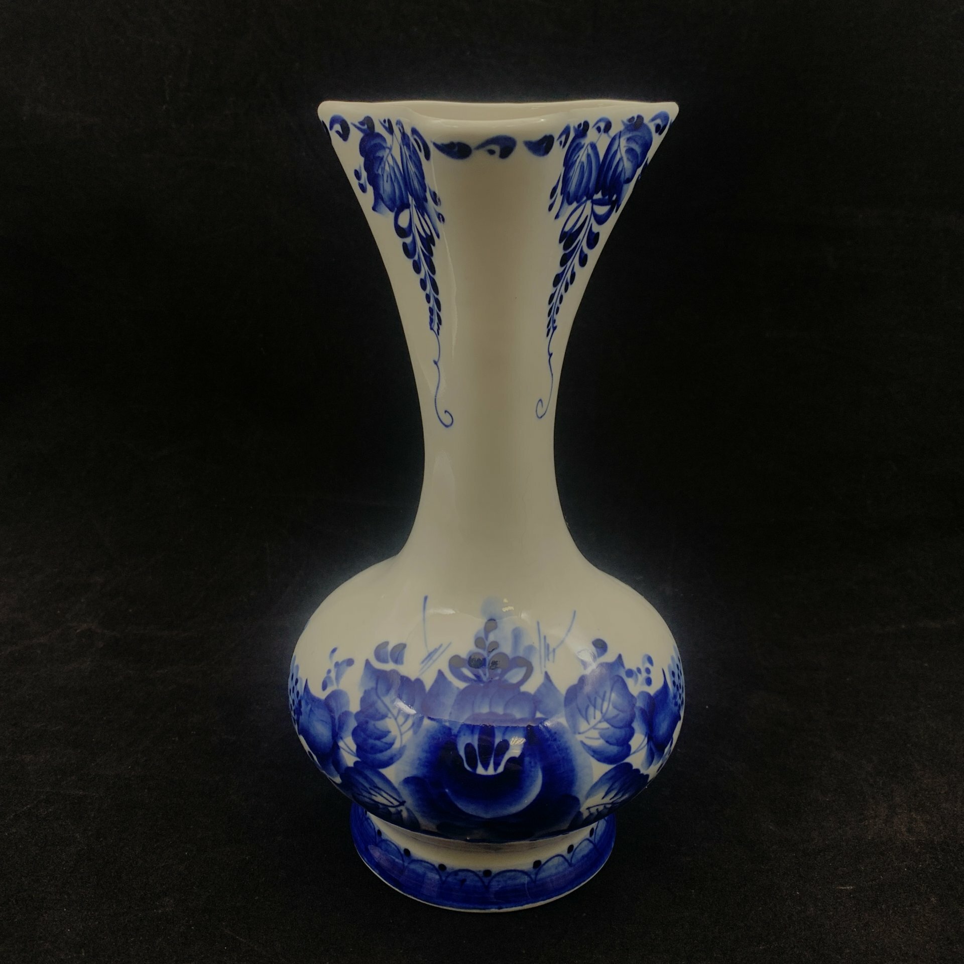 фото Ваза, украшенная растительными декором, автор Казакова, Гжель, фарфор, роспись