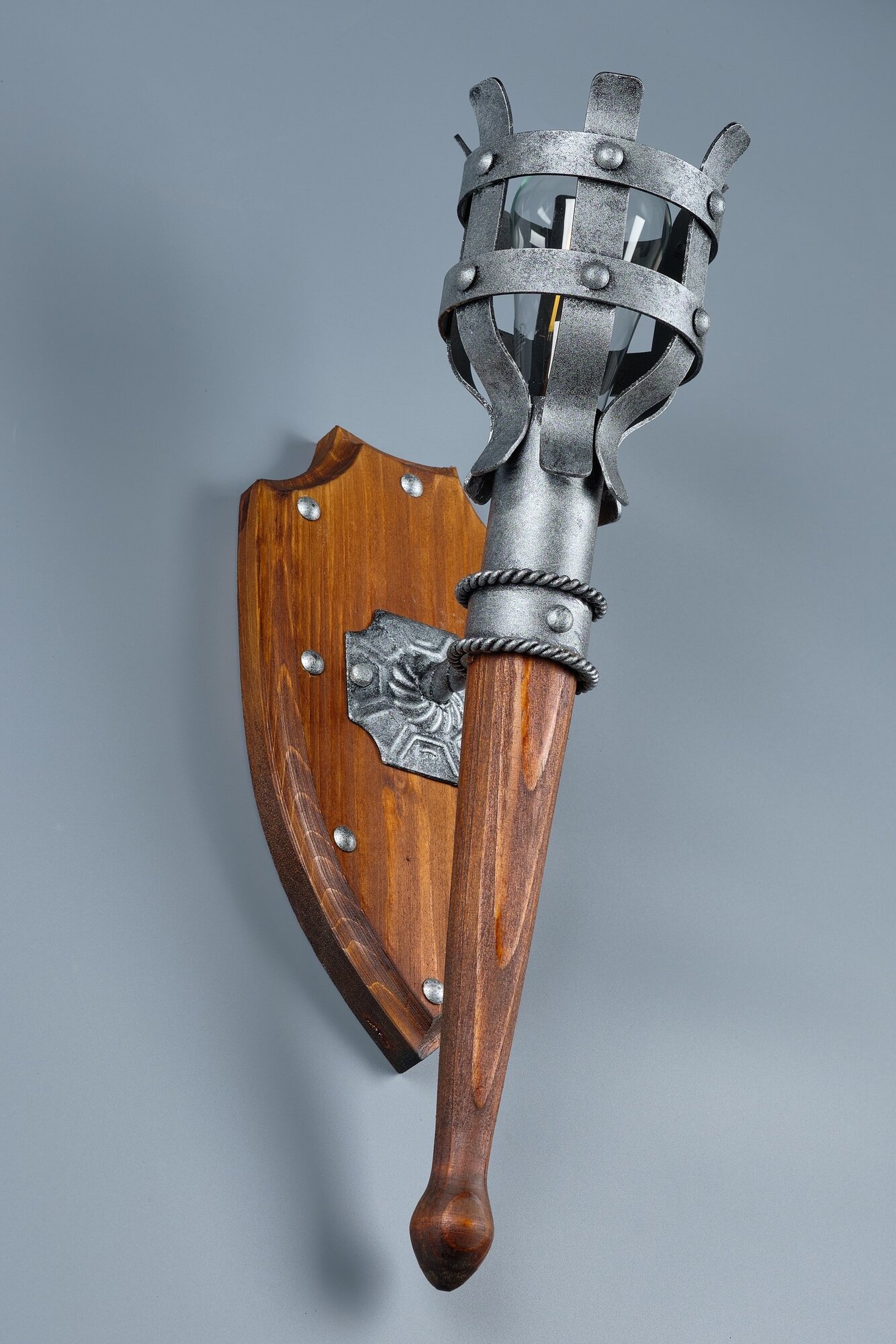 фото Настенный светильник ручной работы, Факел на щите "Викинг" под старину, патина Серебро