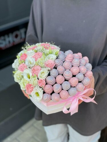 Изображение товара Коробка сердце с клубникой в розовом и фиолетовом шоколаде, без посыпок, кустовые розы, эустома, Purple 2, 26см