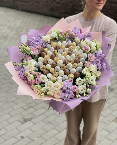 Изображение товара Букет с клубникой в белом и молочном шоколаде, орех, кокос, 800 г, микс цветов, Dream 5