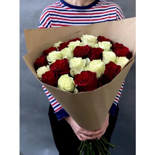 Букет из белых и красных эквадорских роз