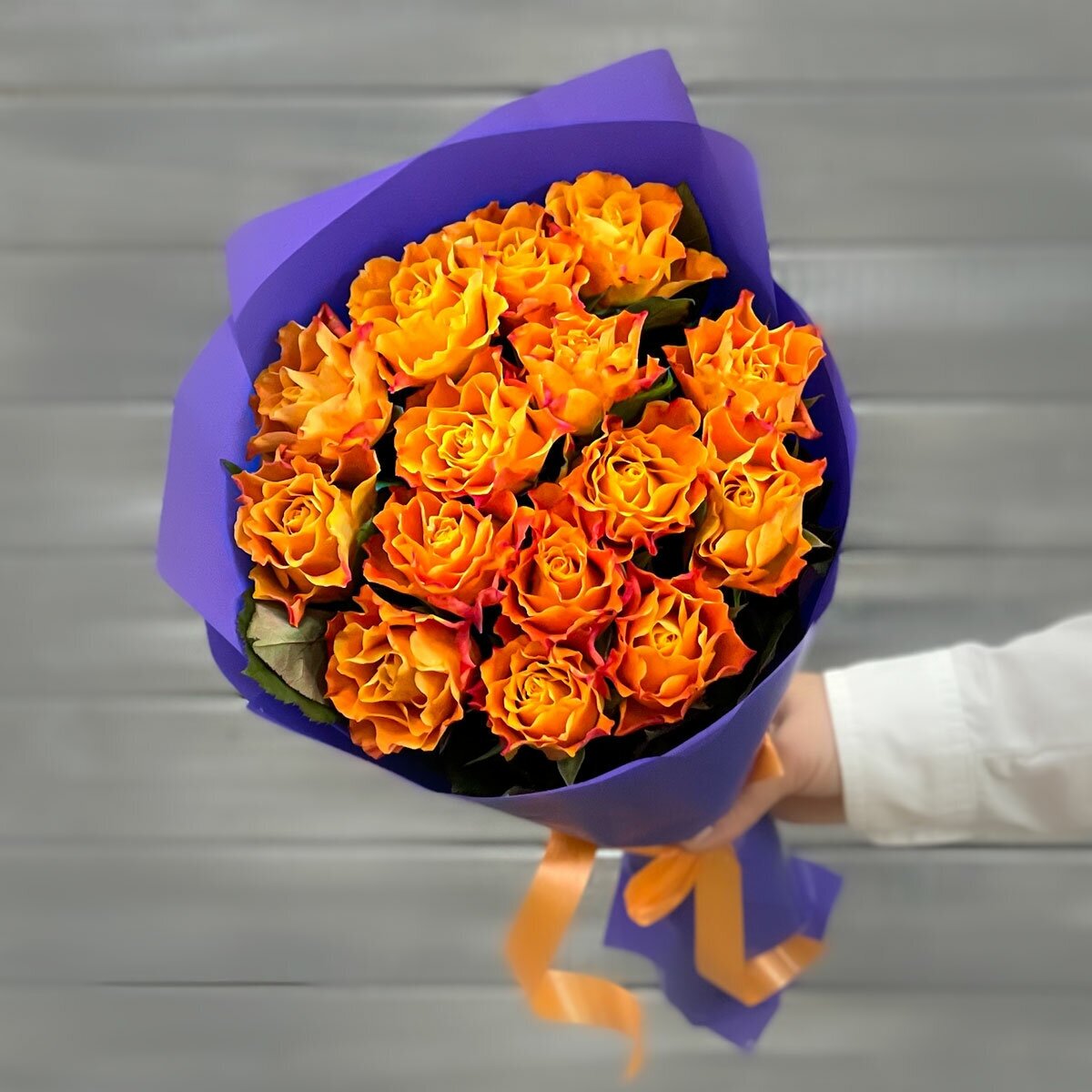 Букет из 13 оранжевых роз 40см в упаковке