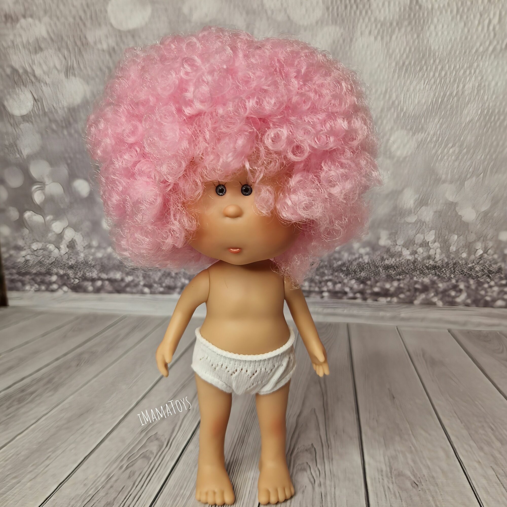 Кукла Nines виниловая MIA мини Миа с розовыми кудрявыми волосами, 23см (Испания) булочка