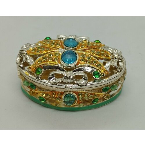 Шкатулка Фаберже с орнаментом и стразами.