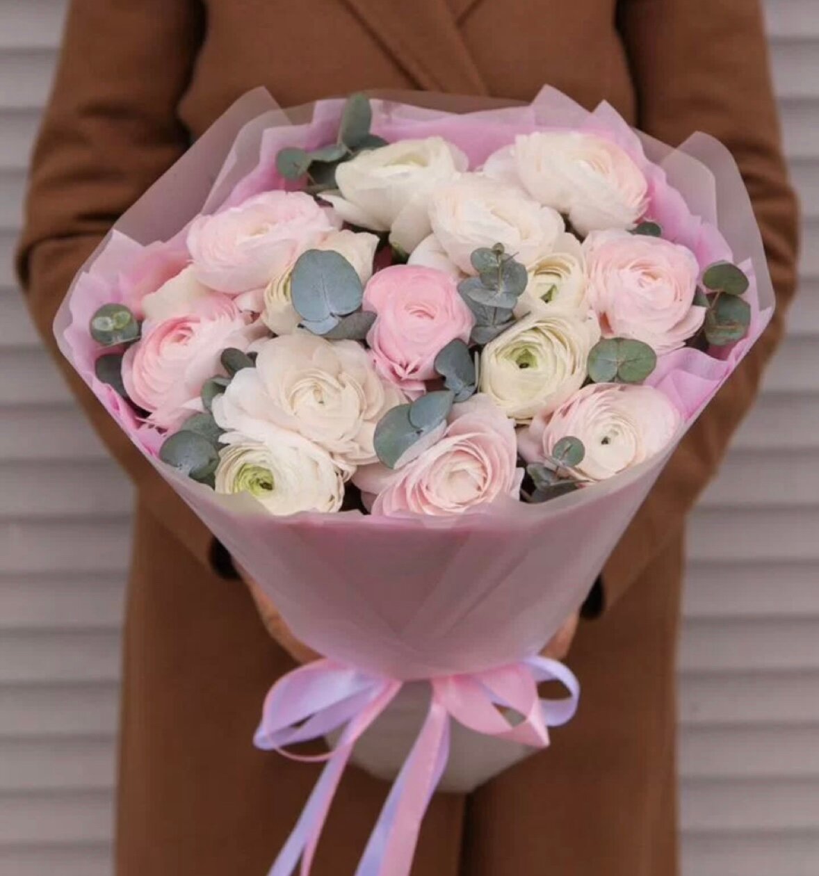 Букет микс ранункулюсы (15 штук) с добавлением ароматного эвкалипта