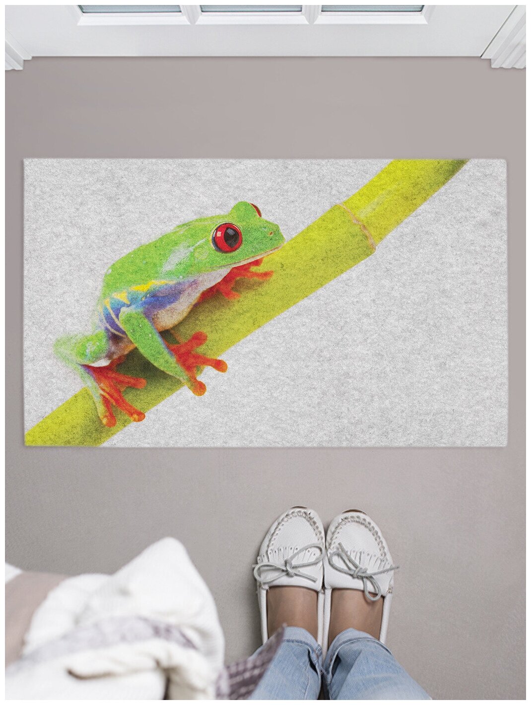 Придверный коврик в прихожую JoyArty "Лазающая лягушка" для обуви, на резиновой основе, 75x45 см - фотография № 1