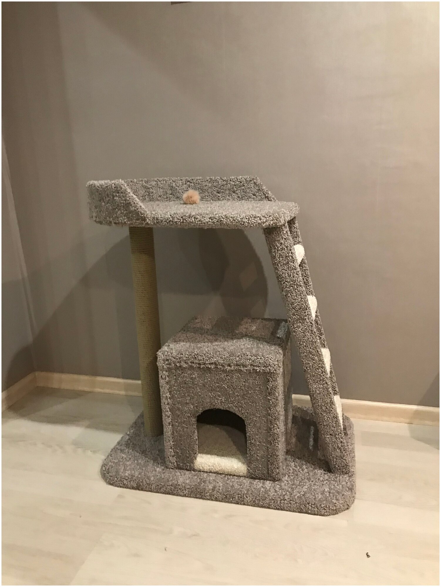Лежанка для кошек с когтеточкой "Дом отдыха" - фотография № 3