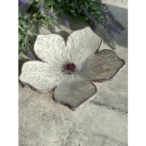 Декоративная подставка из эпоксидной смолы: белый цветок