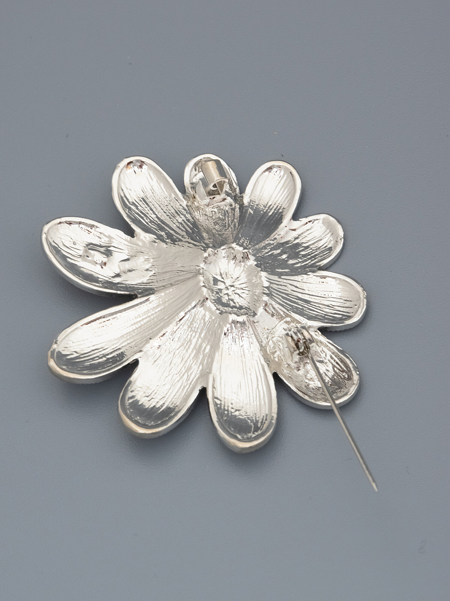 Брошь ЖемАрт, 1 шт., красный, желтый, серебряный, белый — фото 1