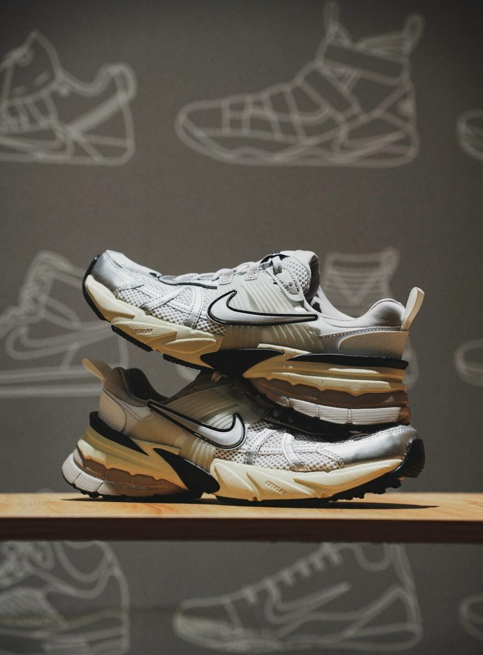 Кроссовки NIKE Nike V2K Run "Summit White Metallic Silver", полнота G, размер 39,5 RU, White Metallic Silver — фото 1