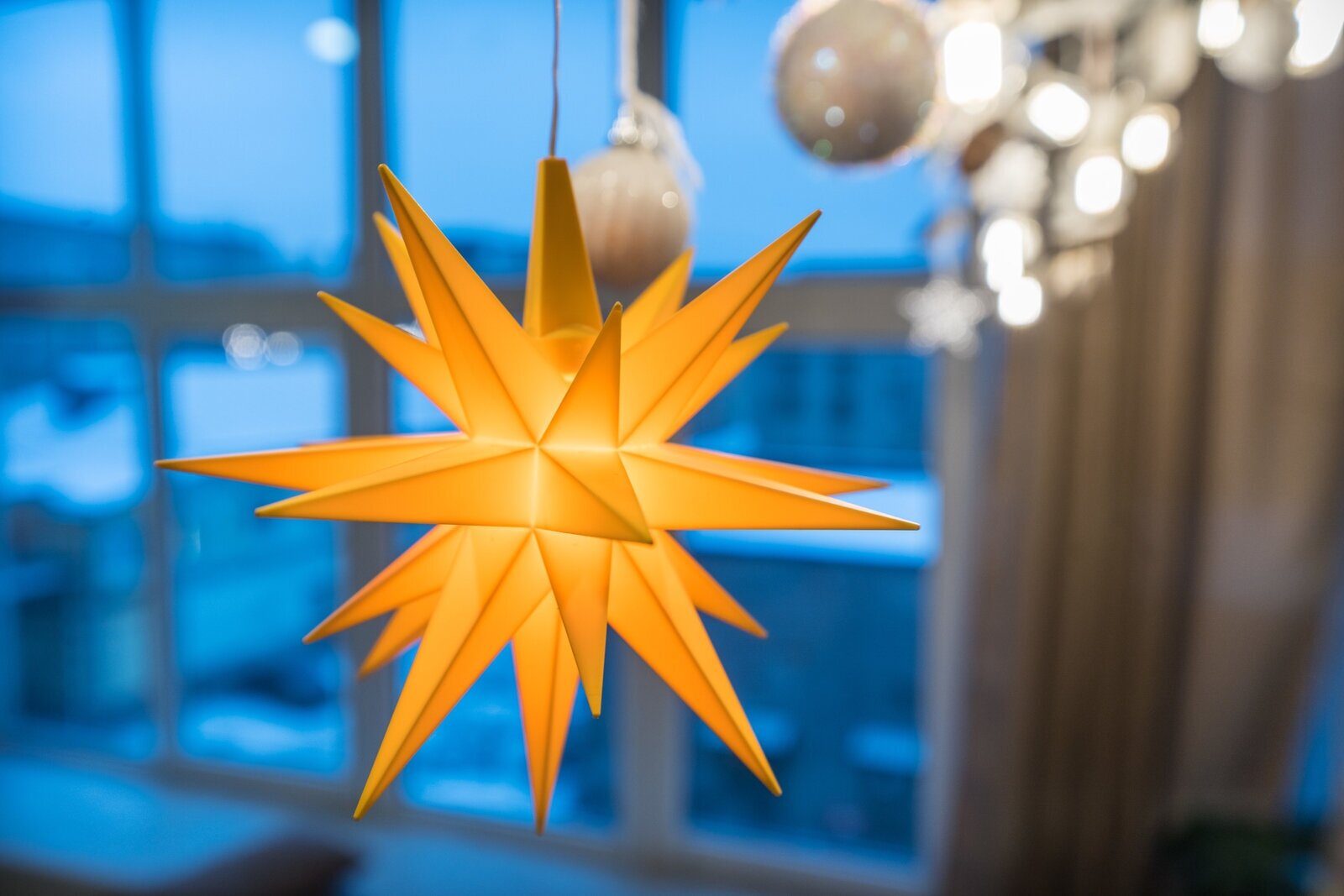 Декоративный светильник Гернгутская звезда (13см) жёлтая светодиодная