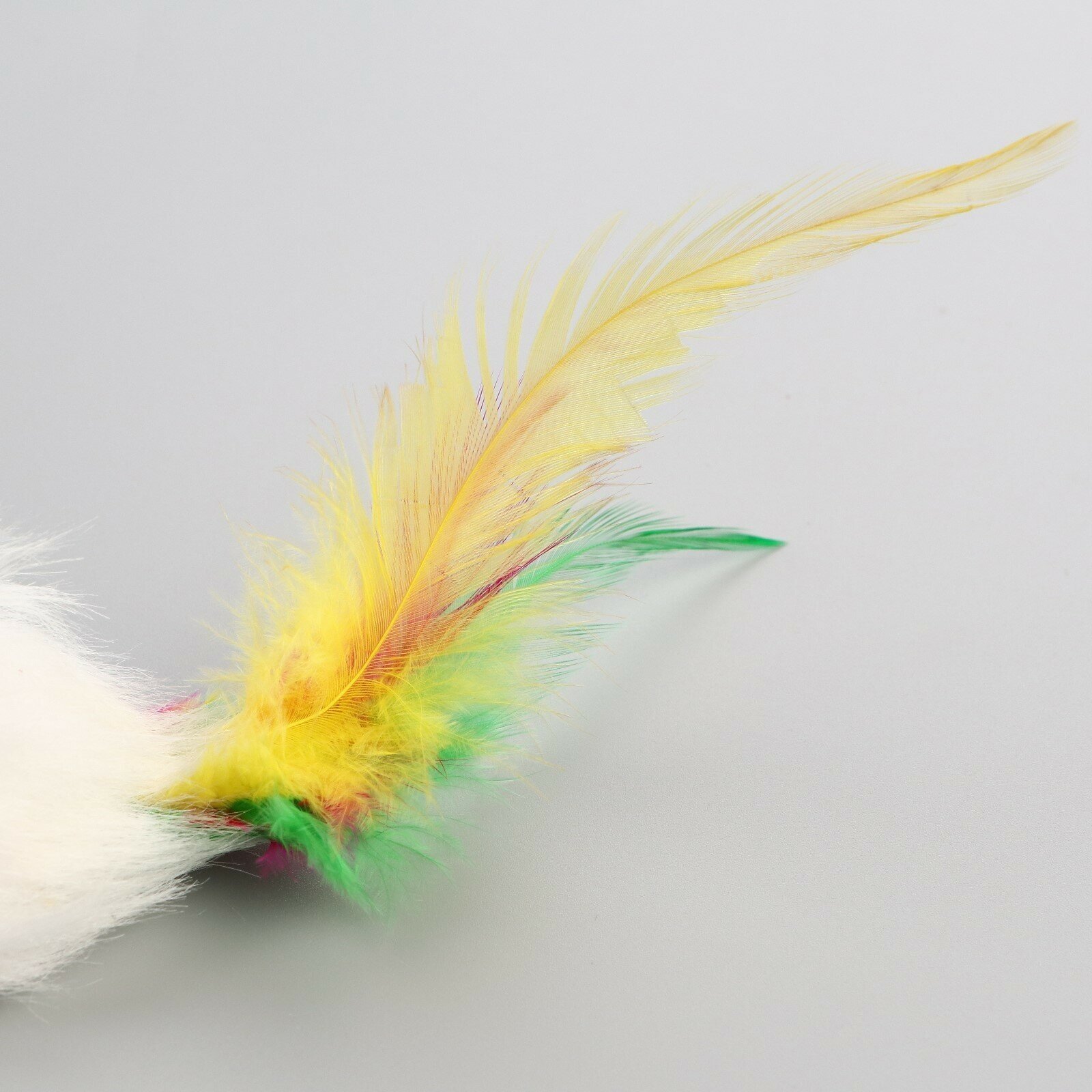 Мышь меховая однотонная с перьями 6,5 см, белая 7916103 - фотография № 3