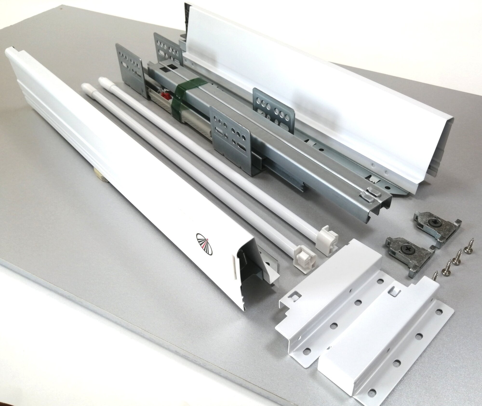Комплект боковин и направляющих с доводчиком для выдвижного кухонного ящика GRATIS 135*500 мм, с рейлингами, белый