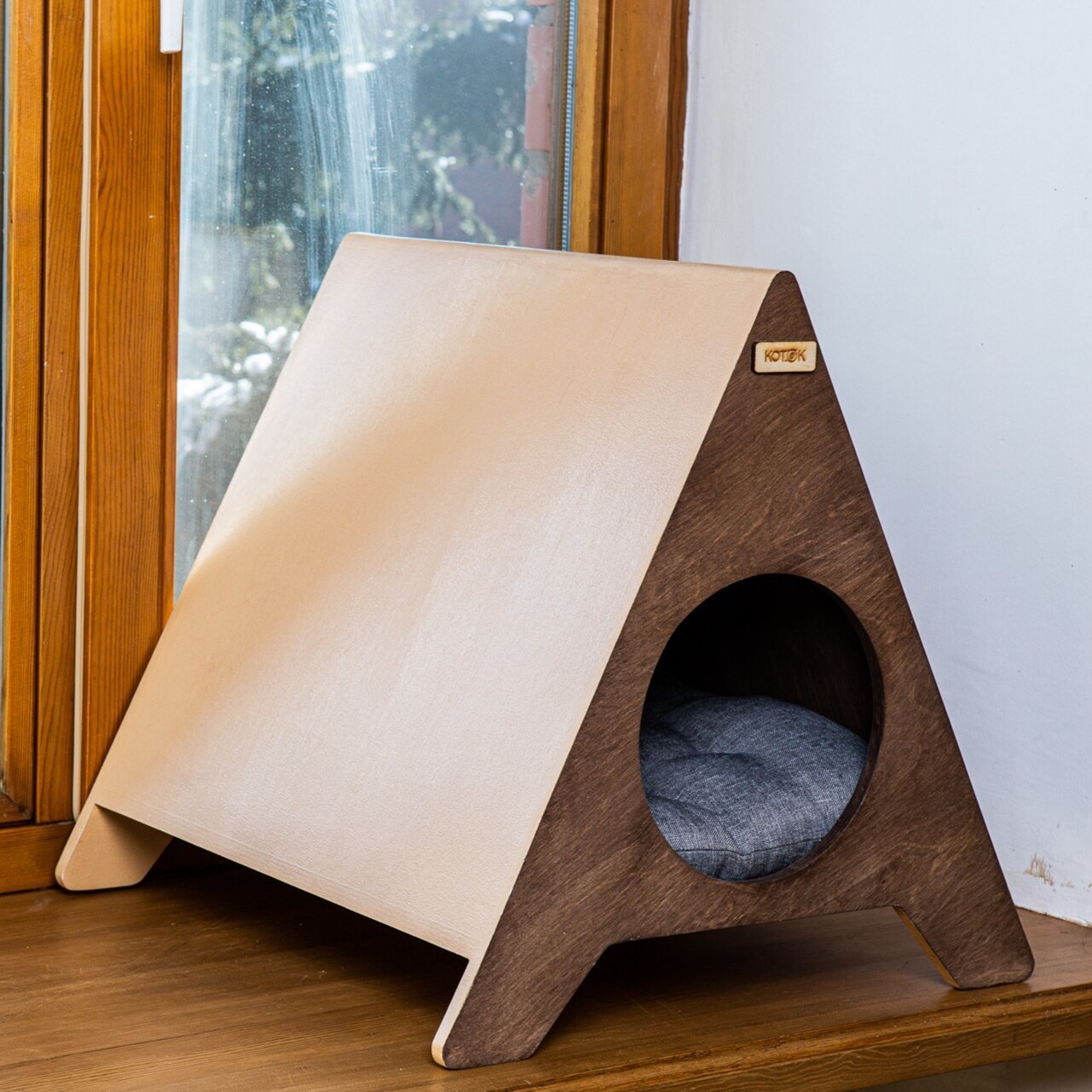 Домик для кошки треугольный с круглым входом "Чона" - фотография № 3