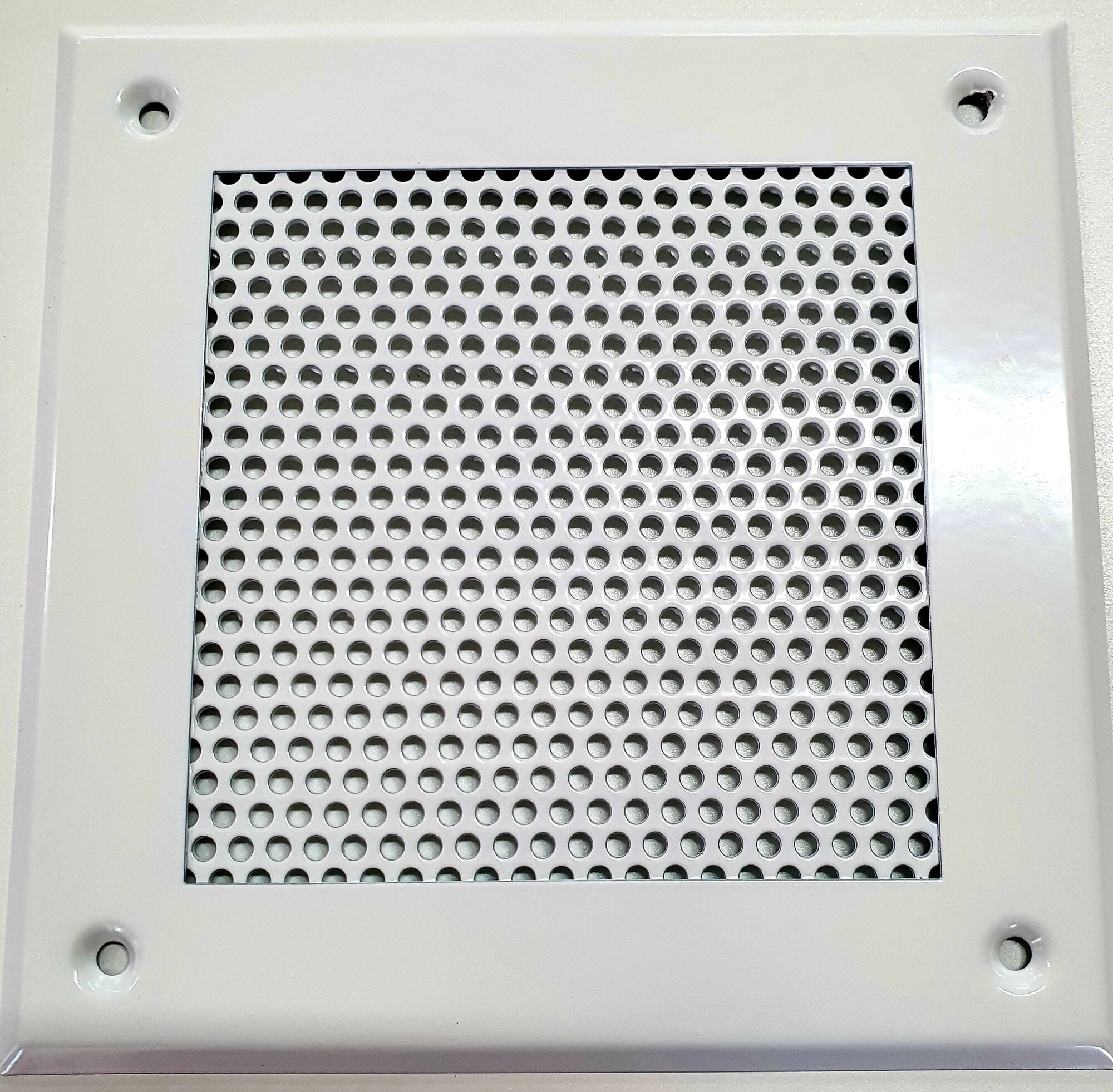 Вентиляционная решетка металлическая на саморезах 150х150мм, тип перфорации кружок