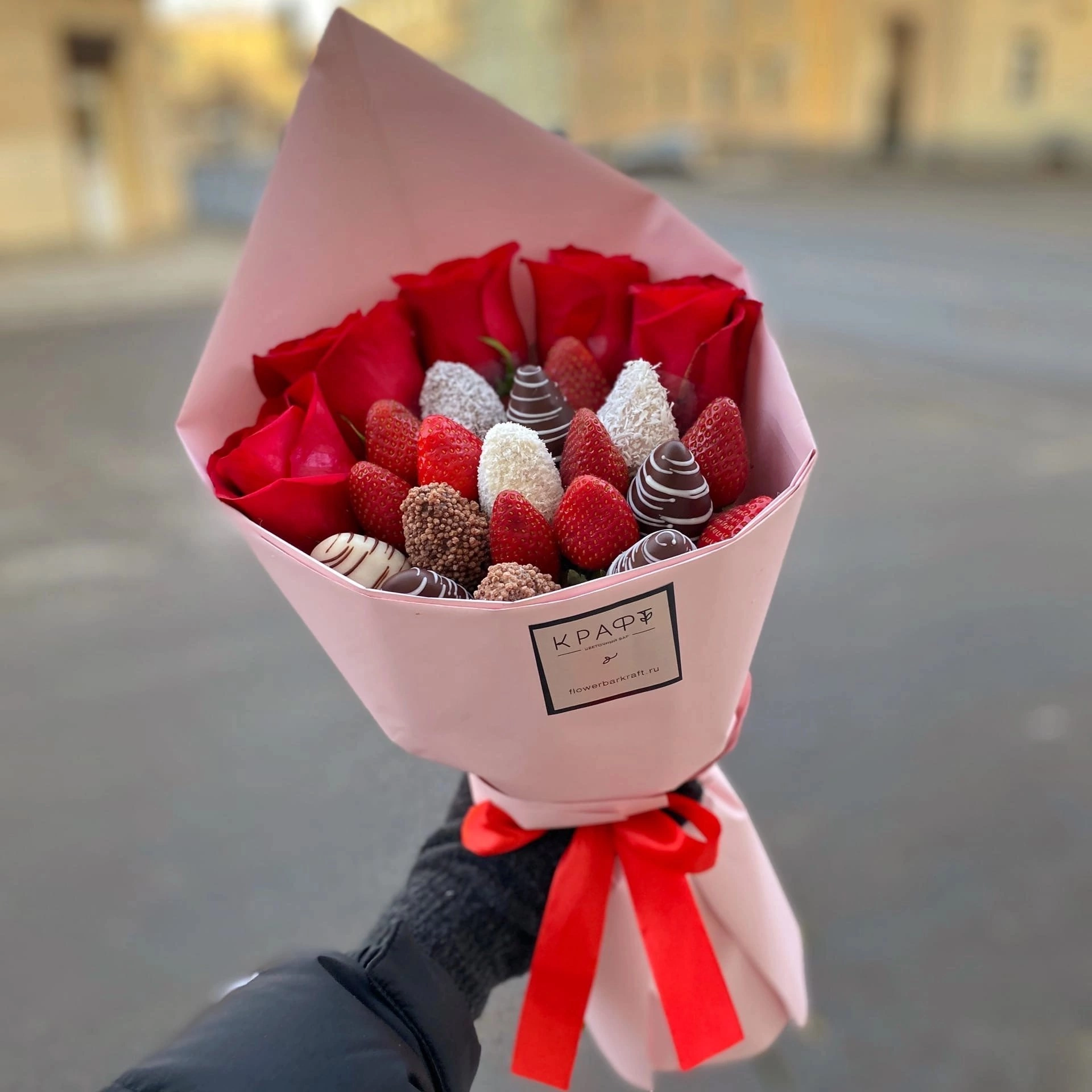 Букет с розами и клубникой в шоколаде Крафт М