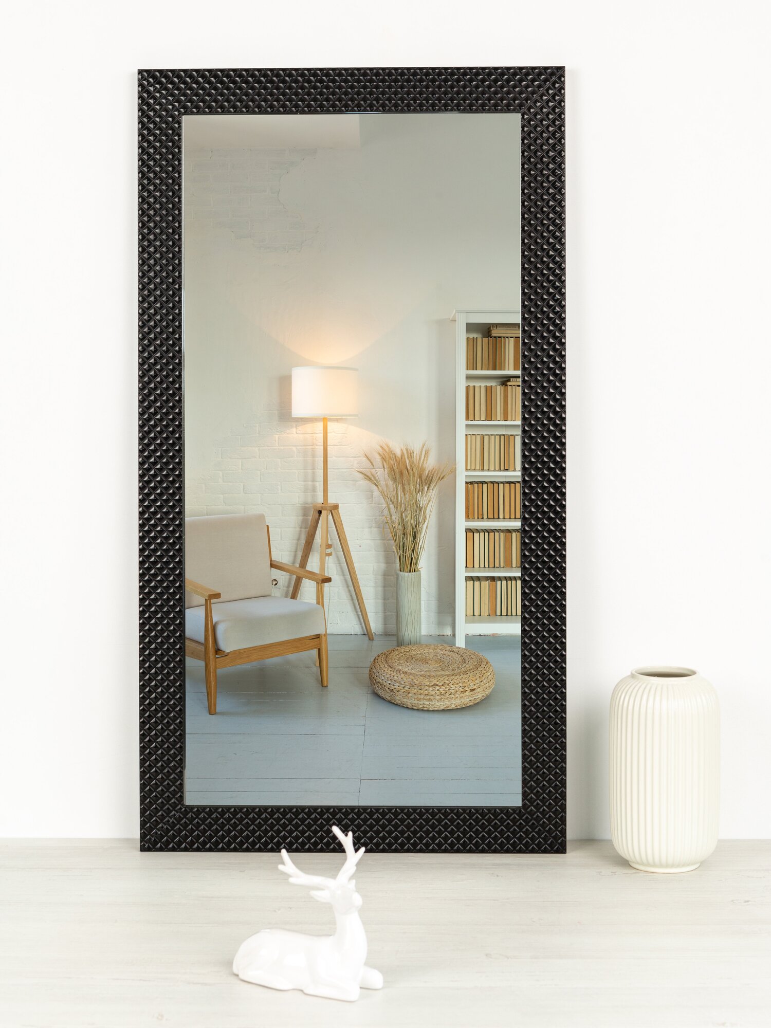 Зеркало настенное интерьерное 50х70 в черной раме "Шанель" - фотография № 3