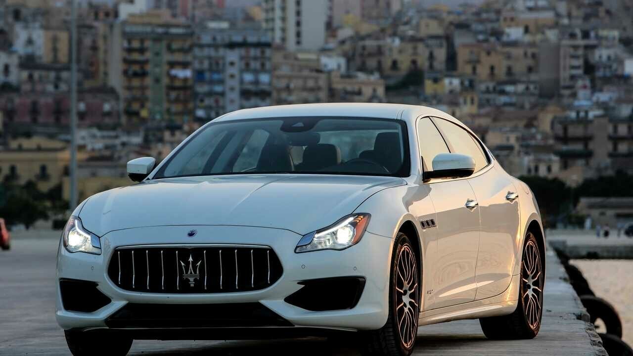 Картина на холсте 60x110 LinxOne "Maserati 2016г granlusso" интерьерная для дома / на стену / на кухню / с подрамником