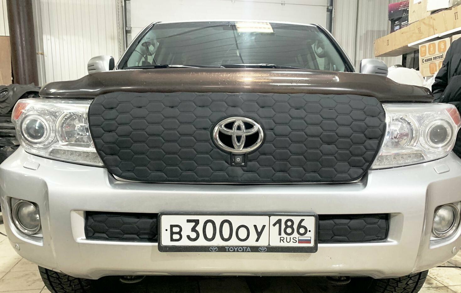 Утеплитель радиатора для Toyota Land Cruiser 200 2012-2015 с Камерой Соты