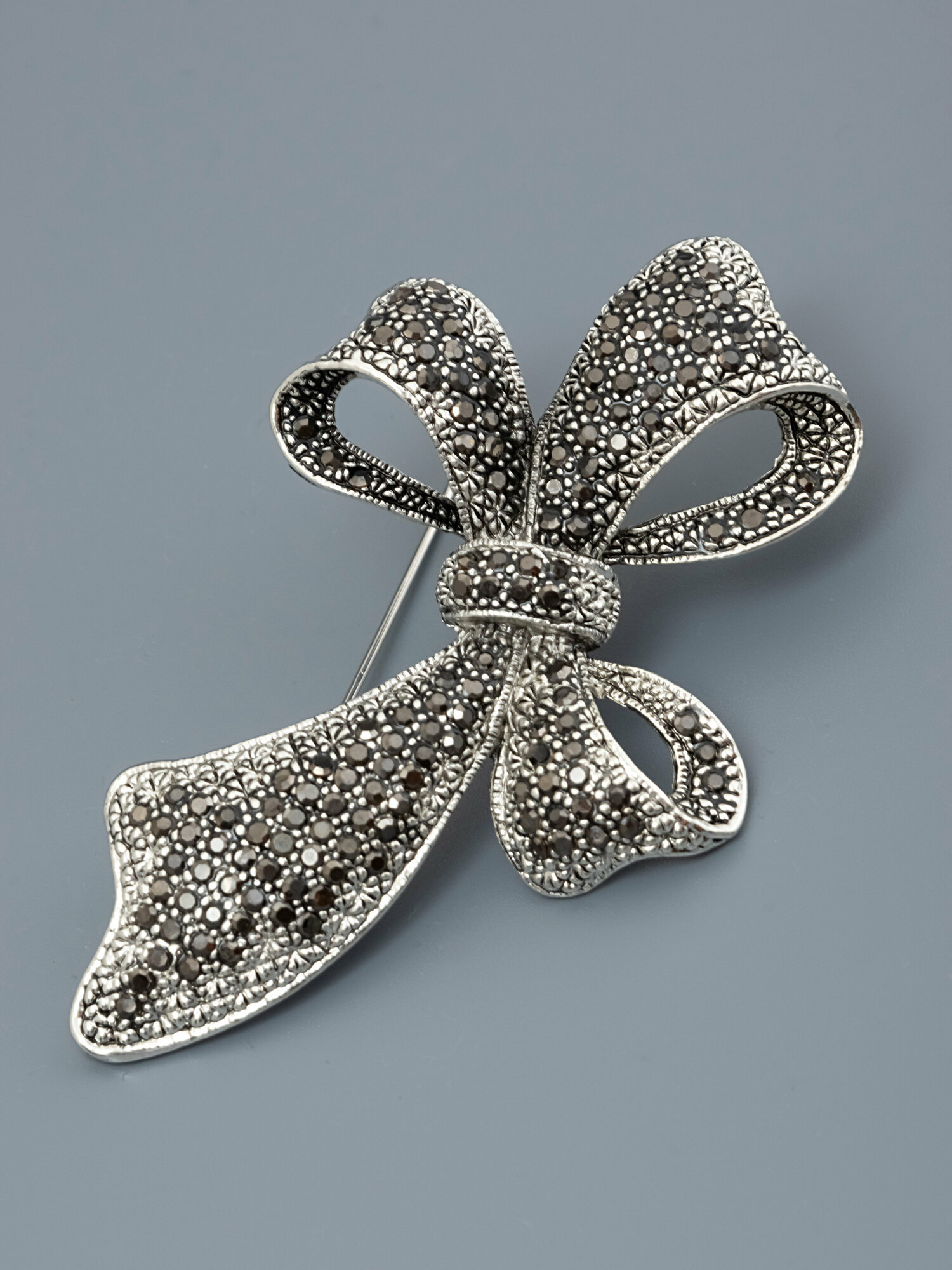 Брошь ЖемАрт, кристалл, серый, серебряный — фото 1