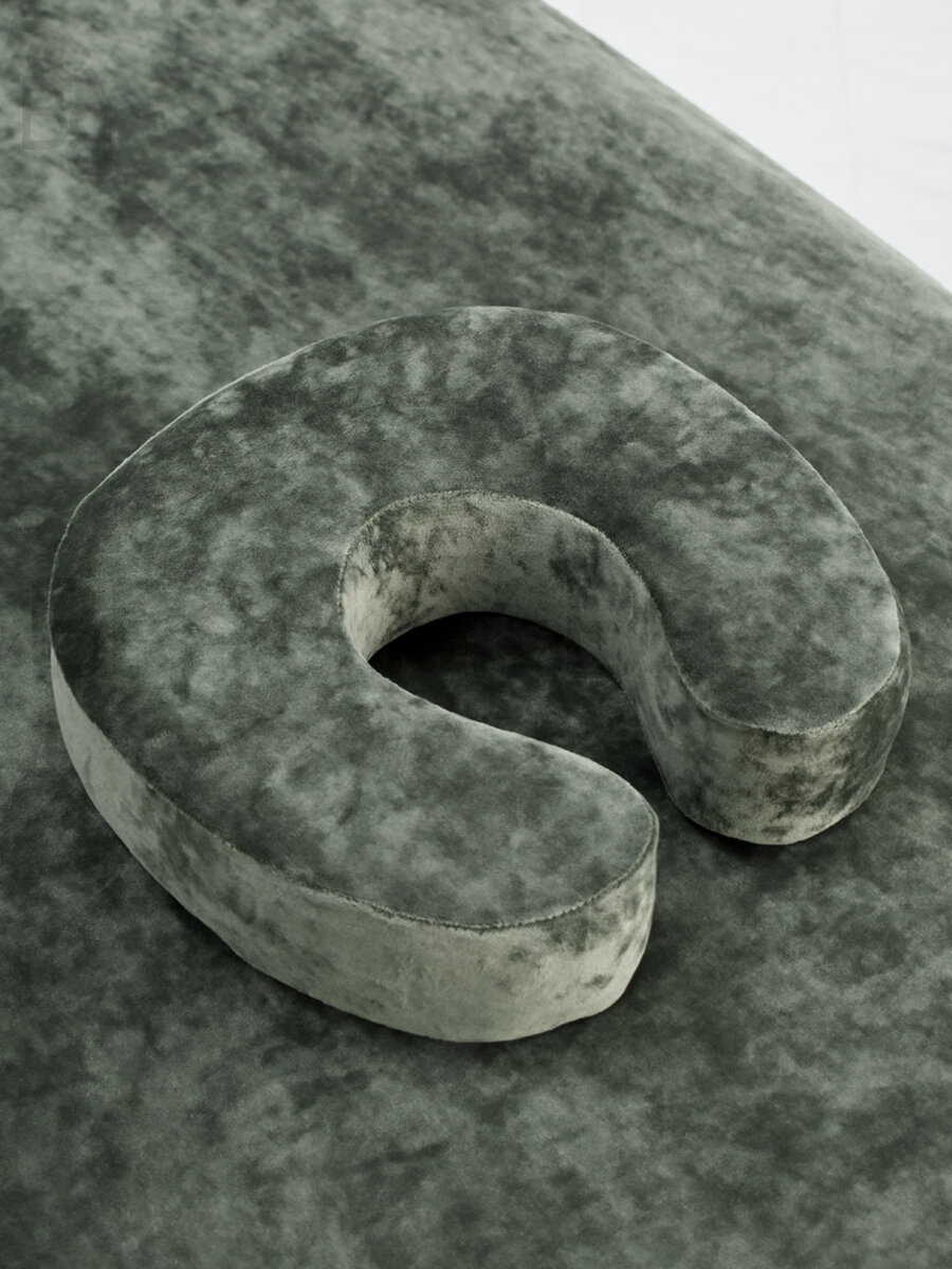 Подушка с памятью косметологическая под шею, подкова рогалик memory foam, для наращивания ресниц, оливковый — фото 1