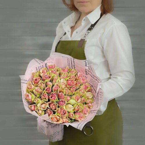 Изображение товара Букет живых цветов из 51 зелено-розовой розы 40 см в упаковке