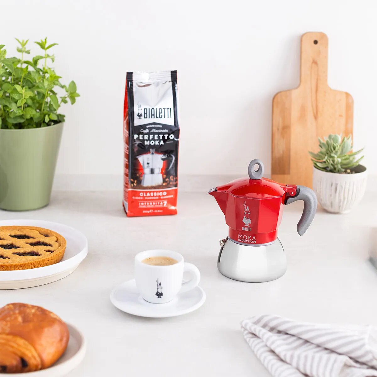 Гейзерная кофеварка Bialetti 6942 Moka induction на 2 чашки красная — фото 1