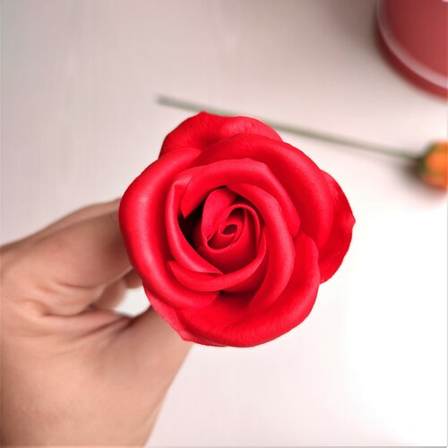 Нежная красная роза из мыльной пены для букетов и творчества 30 см