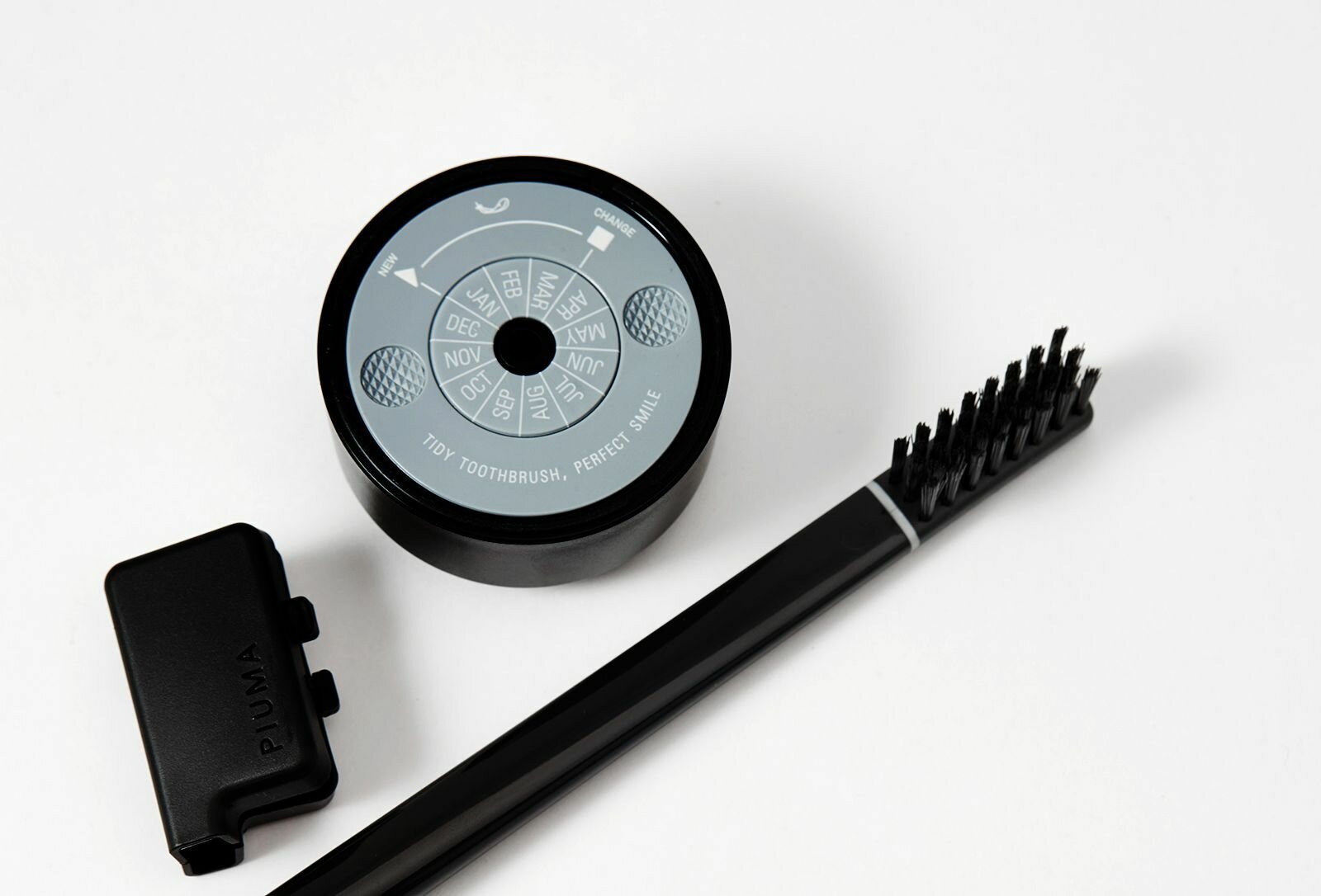 PIUMA Зубная щетка+подставка-календарь MEDIUM TOOTHBRUSH & BASE WITH CALENDAR PERFECT BLACK