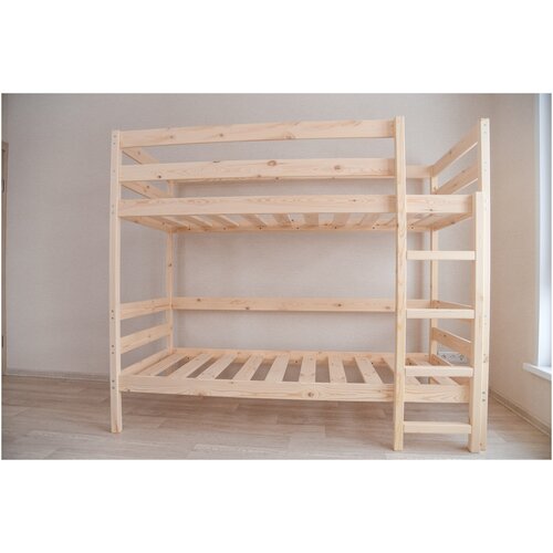 Двухъярусная деревянная кровать 