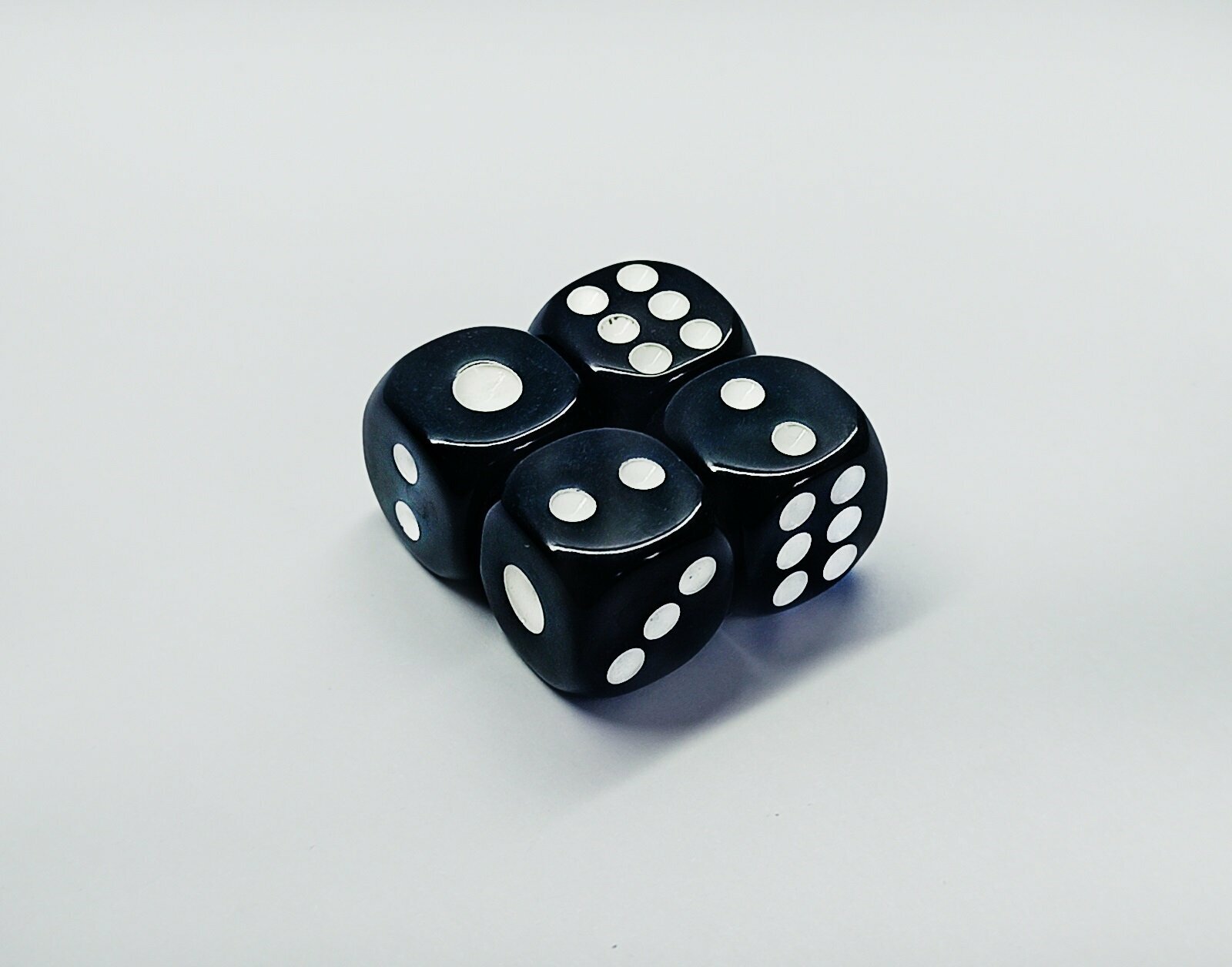 Кубики игральные 12х12 мм 4 шт. — фото 1
